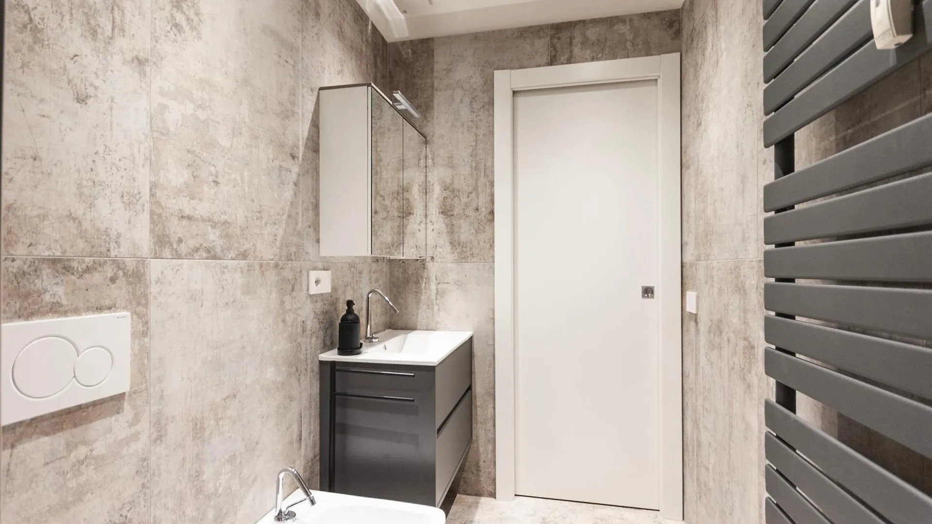 Youhosty - Perego 7 Sx Milan Italy